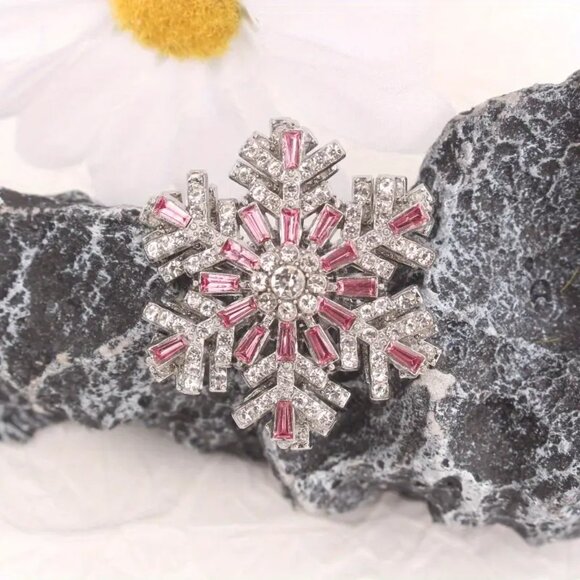 NWOT - Sparkling Snowflake Christmas Brooch with combo display case. - Picture 6 of 6